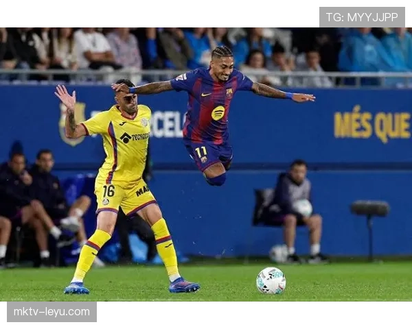 拉菲尼亚帽子戏法表现稳健，引发球迷热议与关注